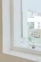 창가에 놓인 유리 오브제 디테일 컷